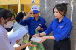 Ấm lòng những suất cơm trưa tiếp sức sĩ tử vùng núi Quảng Ngãi