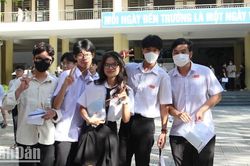 Đồng hành cùng con 'vượt vũ môn'