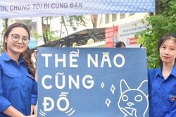 Tình nguyện viên Thủ đô sẵn sàng ô che, áo mưa đón thí sinh