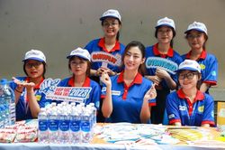 Hoa hậu Lương Thùy Linh gấp hạc giấy và viết lời chúc động viên sĩ tử
