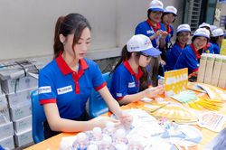 Hoa hậu Lương Thùy Linh tiếp sức động viên thí sinh