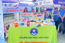 Nét đẹp sinh viên tình nguyện ngày thi tốt nghiệp THPT đầu tiên
