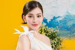 Hoa hậu Trần Tiểu Vy thả dáng trên du thuyền