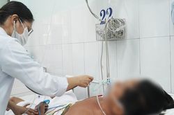 Truyền 10 lọ huyết thanh để cứu người đàn ông bị rắn hổ chúa cắn
