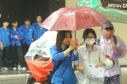 'Áo xanh' tình nguyện đội mưa, che ô cho thí sinh vào phòng thi