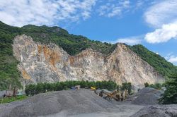 Nam công nhân rơi từ núi đá xuống đất tử vong
