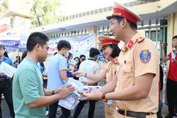 TP.HCM: Cảnh sát giao thông 'đội nắng' tiếp sức sĩ tử vượt vũ môn
