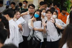 Sỹ tử thi tốt nghiệp THPT 2023 bước vào ngày thi đầu tiên