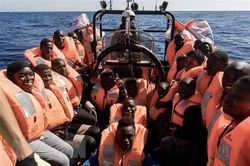 Tàu Ocean Viking giải cứu 86 người di cư kiệt sức ngoài khơi Libya