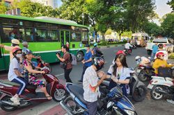 TP Hồ Chí Minh: Sinh viên tình nguyện dựng cây ước nguyện để chúc thí sinh thi tốt