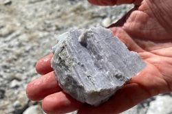 Cuộc đua khai thác 'vàng trắng' giữa các hãng xe điện