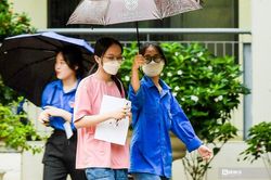 Thi tốt nghiệp THPT: Thí sinh 'đội' mưa trong buổi thi đầu tiên