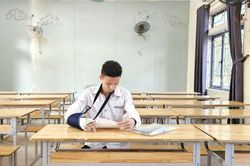 Nghệ An: Thí sinh gãy tay được giám thị hỗ trợ chép bài thi