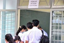 Một thí sinh ở Tp.HCM bị đình chỉ vì mang điện thoại vào phòng thi