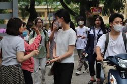 Thi tốt nghiệp THPT 2023: Nghỉ việc 2 tuần, mẹ từ Sơn La về Hà Nội đưa con đi thi