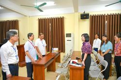 Bộ trưởng Nguyễn Kim Sơn động viên thí sinh, giáo viên dự kỳ thi tốt nghiệp trung học phổ thông