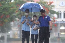 Phụ huynh, thí sinh TP.HCM 'đội mưa' sau buổi thi môn Toán