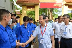 Bộ trưởng Bộ GD-ĐT Nguyễn Kim Sơn động viên thí sinh thi tốt nghiệp THPT