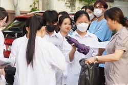 Nỗi lòng của những người mẹ có con thi tốt nghiệp THPT quốc gia 2023