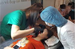 Tử vong khi thực hiện nâng ngực ở khách sạn