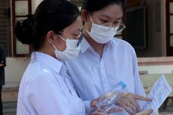 Kỳ thi tốt nghiệp THPT 2023: Đình chỉ thi 2 thí sinh chụp ảnh đề thi Văn, Toán gửi qua mạng