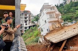 Di dời các hộ dân khỏi hiện trường sạt lở tại Đà Lạt