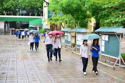 Muôn kiểu đồng hành cùng thí sinh
