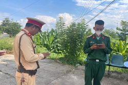 Quên thẻ dự thi, thí sinh được Cảnh sát giao thông Đà Nẵng hỗ trợ di chuyển bằng ô tô đặc chủng