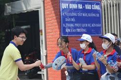 Phụ huynh cảm mến với màu áo xanh 'Tiếp sức mùa thi'