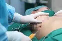 Tạm giữ người phụ nữ nghi nâng ngực 'chui' làm chết người