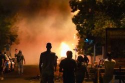THẾ GIỚI 24H: Bạo loạn bùng phát ở ngoại ô Paris sau vụ cảnh sát bắn chết một thiếu niên