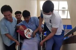 Bị thương khi gió bão đẩy rơi gầm cầu, thí sinh mặc áo bệnh nhân đến trường thi