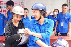 Thanh niên Nghệ An, Hà Tĩnh đội nắng, dầm mưa đón thí sinh ra vào trường thi