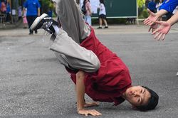 Sĩ tử nhảy hip hop giữa sân trường sau khi kết thúc 12 năm đèn sách
