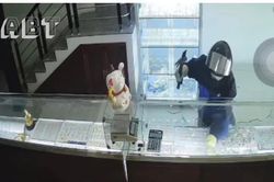 Kẻ bịt mặt mang búa đi cướp tiệm vàng ở Lào Cai
