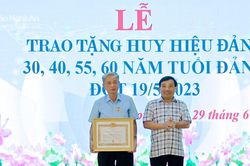 Nguyên Tổng biên tập Báo Nghệ An nhận Huy hiệu 60 năm tuổi Đảng