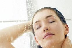 Tắm ngay sau khi tập thể dục, người phụ nữ bị liệt dây thần kinh