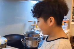 Còn nhỏ tuổi, quý tử nhà Mạnh Trường đã trổ tài nấu ăn: Dân tình đùa vui sớm thành MasterChef