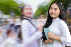 Phương Mỹ Chi diện áo dài nhảy nhót giữa đường, phản ứng người dân xung quanh ra sao?