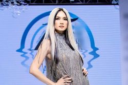 Siêu mẫu Anh Thư gây tranh cãi với màn catwalk đơ cứng, 'đệ nhất vedette thập niên 2000' nay còn đâu!