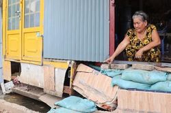TPHCM: Di dời khẩn cấp 13 hộ dân sinh ven bờ kè Thanh Đa, vẫn còn người dân bám trụ mưu sinh