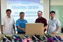 Liên đoàn Lao động tỉnh An Giang tiếp nhận 10.786 giầy thể thao nhãn hiệu Decathlon cho đoàn viên, người lao động