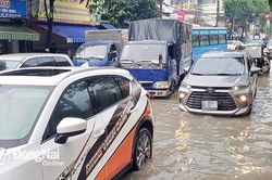 Chật vật vượt điểm ngập sâu ở ngã ba Trảng Dài