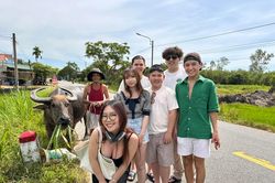 Vợ cũ Bằng Kiều lần đầu đưa 3 con về Việt Nam, hào hứng trải nghiệm cuộc sống thôn quê