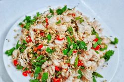 Độc đáo đặc sản gỏi cá nghéo của Quảng Bình không phải mùa nào cũng có