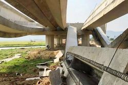 Khẩn trương làm rõ trách nhiệm vụ sập nhiều phiến dầm cao tốc Diễn Châu- Bãi Vọt