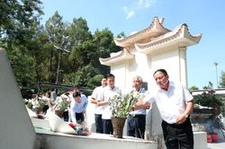 Bộ trưởng Nguyễn Văn Hùng dâng hương tưởng niệm các Anh hùng liệt sĩ tại Khu Di tích Ngã ba Đồng Lộc