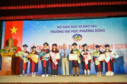 Tân cử nhân rạng rỡ trong lễ trao bằng tốt nghiệp