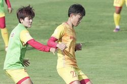 Tuyển nữ Việt Nam rèn thể lực giữa nắng nóng gần 40 độ C