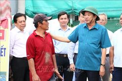Bí thư Tỉnh ủy Vĩnh Long thăm các gia đình bị ảnh hưởng do lốc xoáy